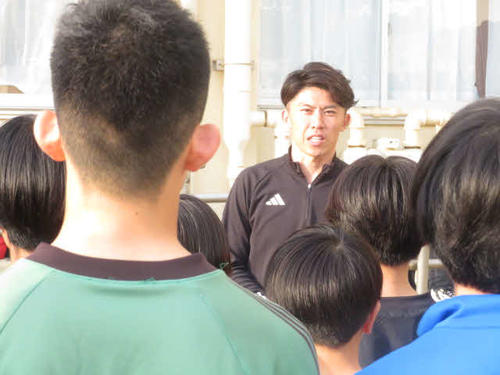 練習前にあいさつする太田宏介さん