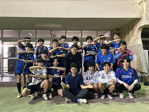 練習を終えて笑顔で記念撮影に収まる太田宏介さん(真ん中)