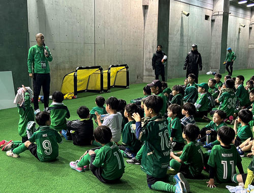 サッカー教室に参加した子供たちを前に話をする中村一昭さん