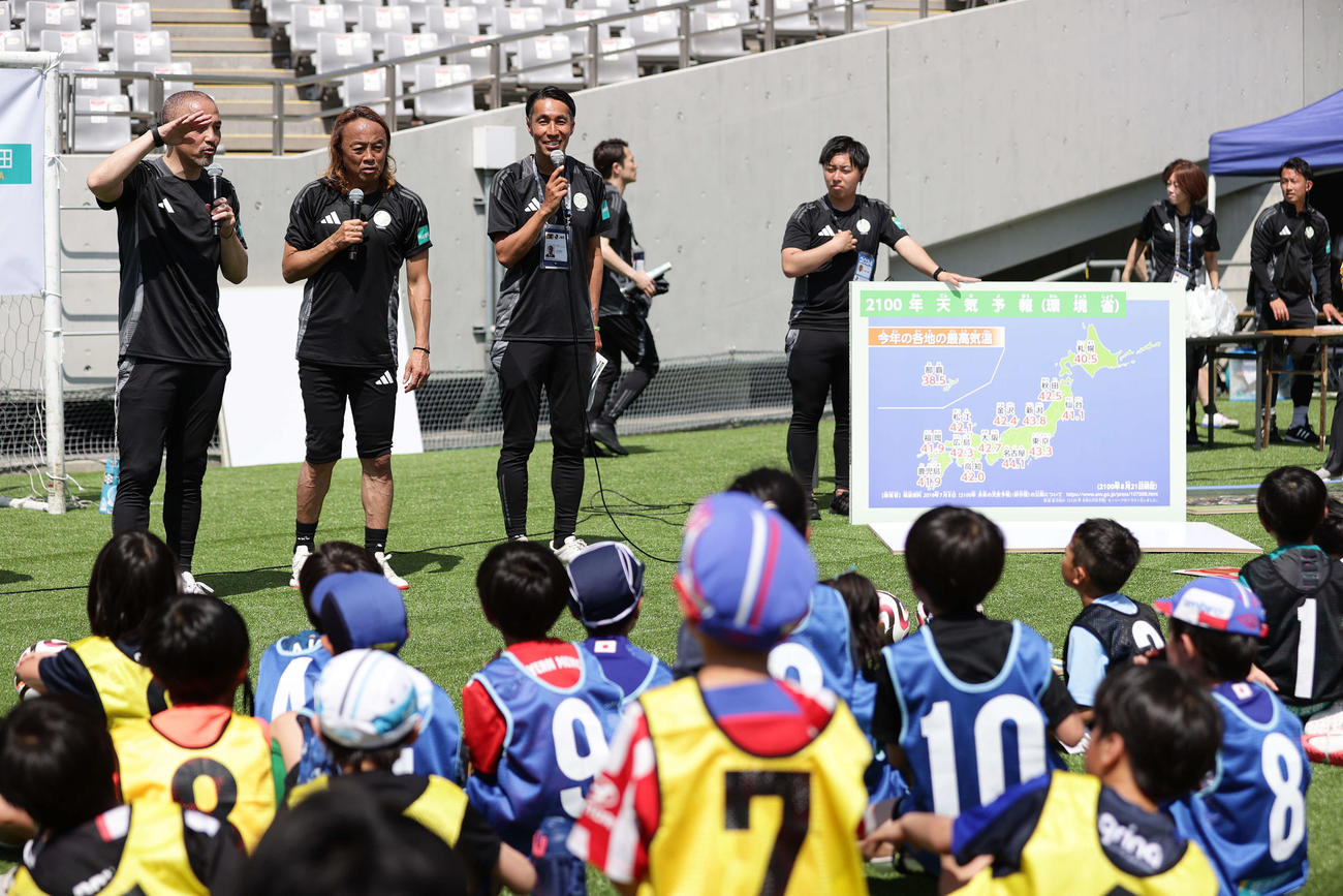 子供たちに気候変動の話をする左から小野さん、北沢豪さん、辻井隆行さん（提供・Jリーグ）