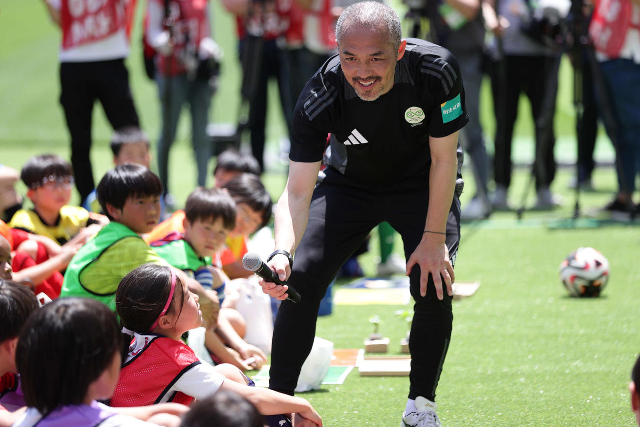 小野伸二スマイルフットボールツアーで気候変動について子供たちと考える小野さん（提供・Jリーグ）