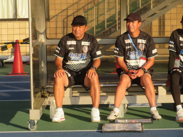 南葛SCを指揮する風間八宏監督（左）と高木健旨ヘッドコーチ