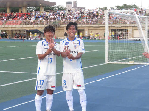 チーム3点目のゴールにポーズを決める南葛SC佐々木達也（左）と三枝竜也