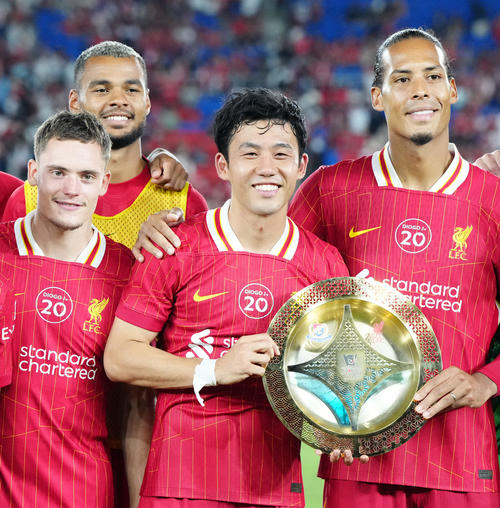 横浜対リバプール　試合後、集合写真に納まる遠藤（中央）らリバプールの選手たち。右はファン・ダイク、左はビルツ（撮影・江口和貴）