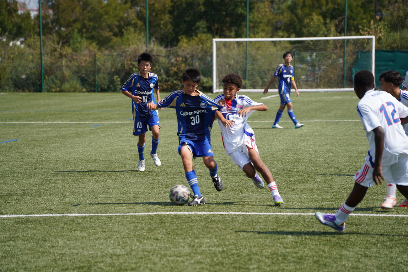 フランス遠征でリヨンと対戦した町田U14＝（C）FCMZ