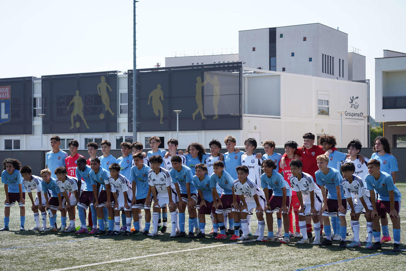 リヨンキャンプで相手メンバーと記念撮影する町田U14＝（C）FCMZ