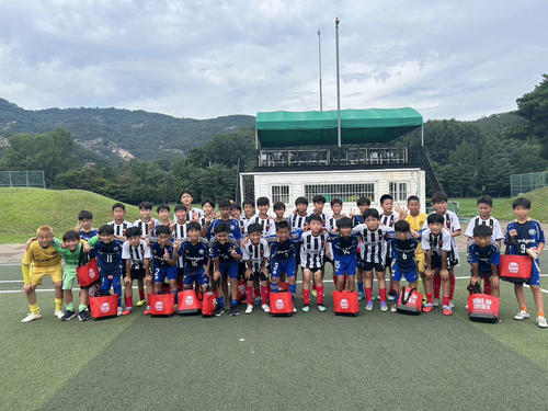 現地のチームと記念撮影に収まった町田U12＝（C）FCMZ