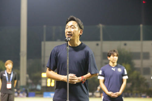サポーターにあいさつする東京U福田雅監督（クラブ提供）