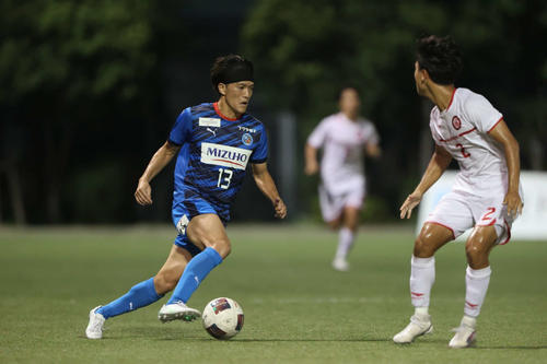 ドリブルで攻め込む東京U高木俊幸（クラブ提供）