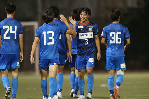 健闘をたたえ合う東京U箱崎拓ら選手たち（クラブ提供）