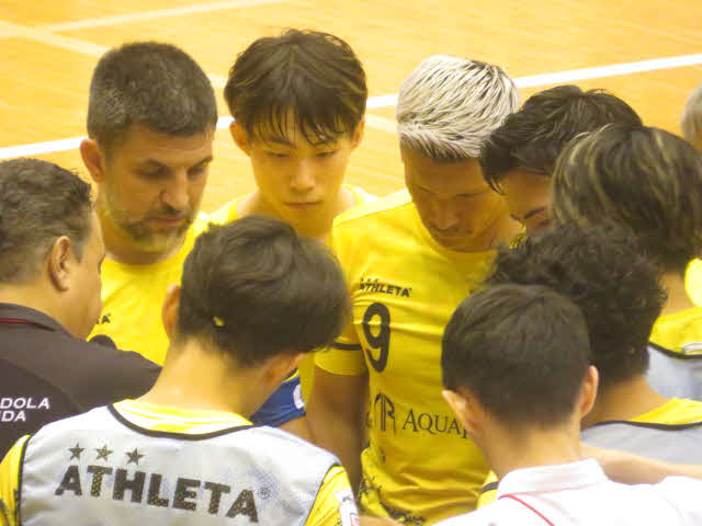 試合中に話し合う森岡らペスカドーラ町田のメンバー