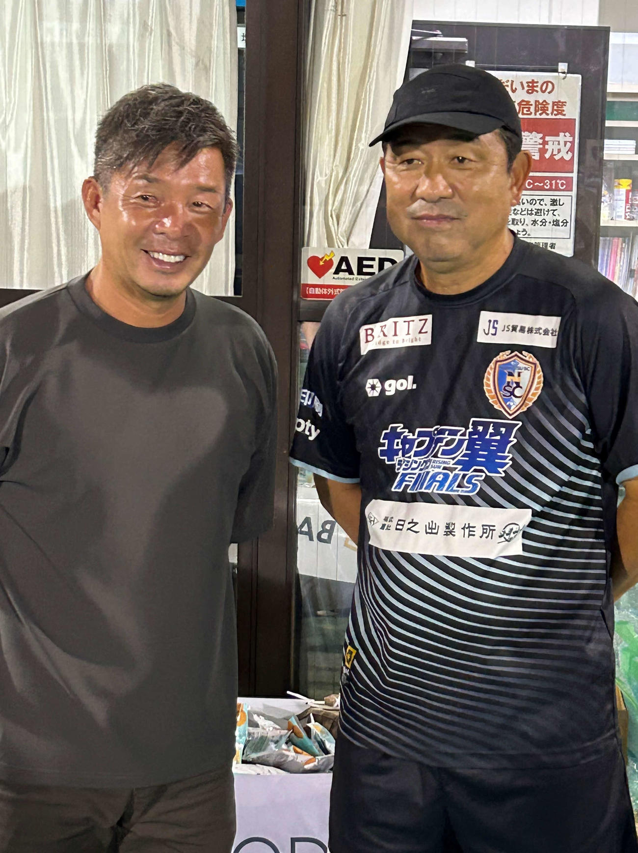 南葛SC風間監督（右）は試合後、川崎Fで苦楽をともにした鹿島鬼木監督と談笑した