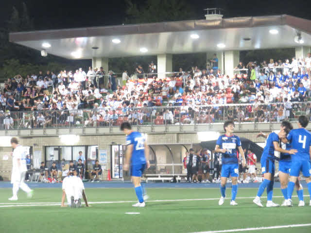 試合終了のホイッスルに歓喜する東京U選手とひざを付く南葛SCの選手。明暗がくっきり分かれた