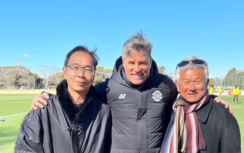 柏リカルド・ロドリゲス監督と記念撮影に収まる幸谷さん（左）。右は複数のJクラブで長年GMを務めた唐井直さん＝幸谷さん提供