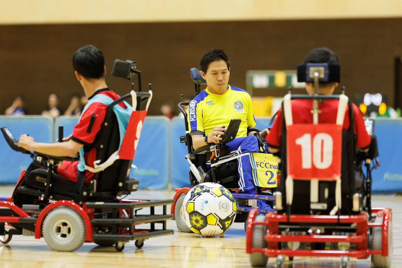 FCクラッシャーズの三上勇輝選手（中央、横浜F・マリノス提供）