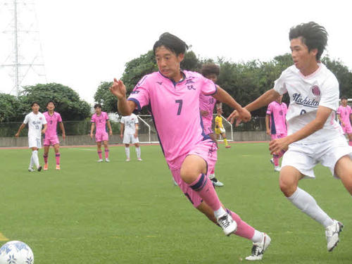 ドリブルでボールを運ぶ日大藤沢MF中村龍剛