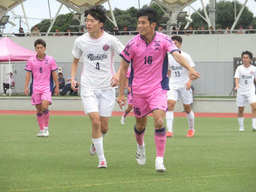 ゴール前のスペースを狙う日大藤沢FW藤本歩優