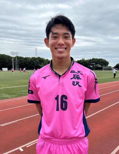試合後に笑顔を見せる日大藤沢FW藤本歩優