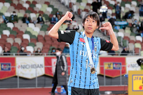 ラストマッチを終え試合後、サポーターにユニホームをアピールする川崎F・MF中村憲剛（2021年1月1日）