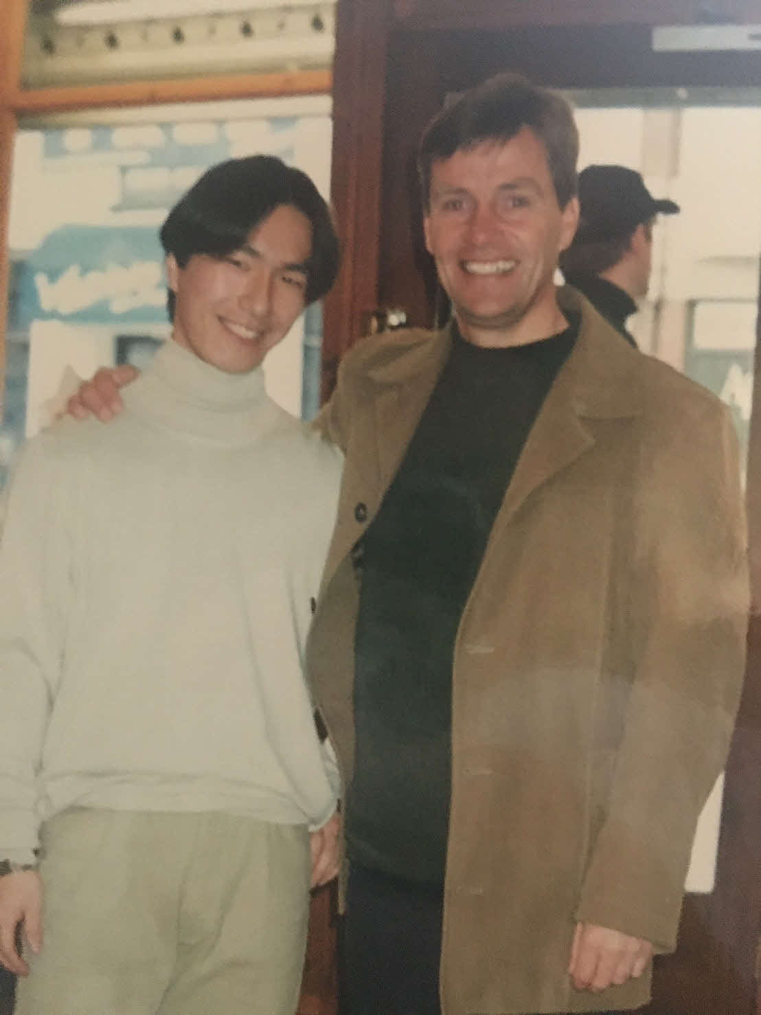 ザ・フットボールアカデミーのスティーブ・スラットリー会長（右）と記念撮影に収まる17歳の松崎裕さん（1997年＝本人提供）