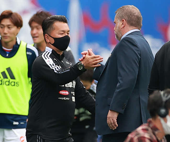 ポステコグルー監督（右）と勝利を喜び合う横浜の松崎裕通訳（2021年4月24日）