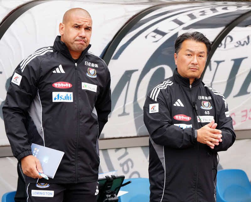 ベンチ前に立つ横浜松崎裕通訳（右）とパトリック・キスノーボ監督（2025年5月31日）