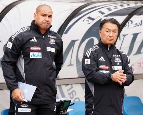 ベンチ前に立つ横浜松崎裕通訳（右）とパトリック・キスノーボ監督（2025年5月31日）