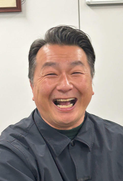 明るく笑う松崎裕さん