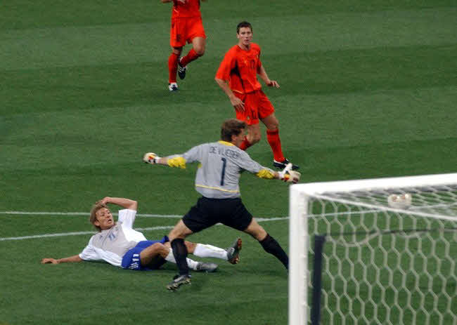 2002年のW杯日韓大会の初戦、ベルギー相手に同点ゴールを決める日本代表FW鈴木隆行（2002年6月5日）