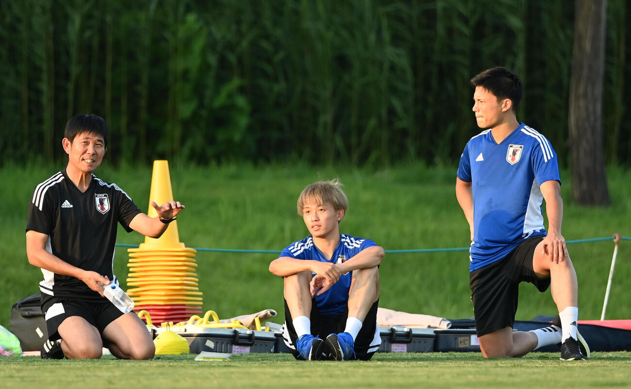 会話を交わす、左から森保監督、森島、宮市（2022年7月撮影）