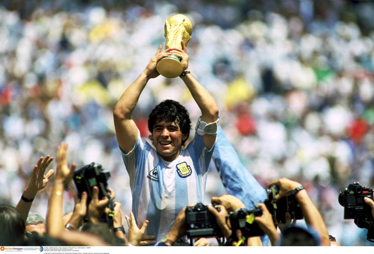 86年6月、W杯メキシコ大会で優勝し、ワールドカップトロフィーを掲げるアルゼンチンのマラドーナ（ロイター）