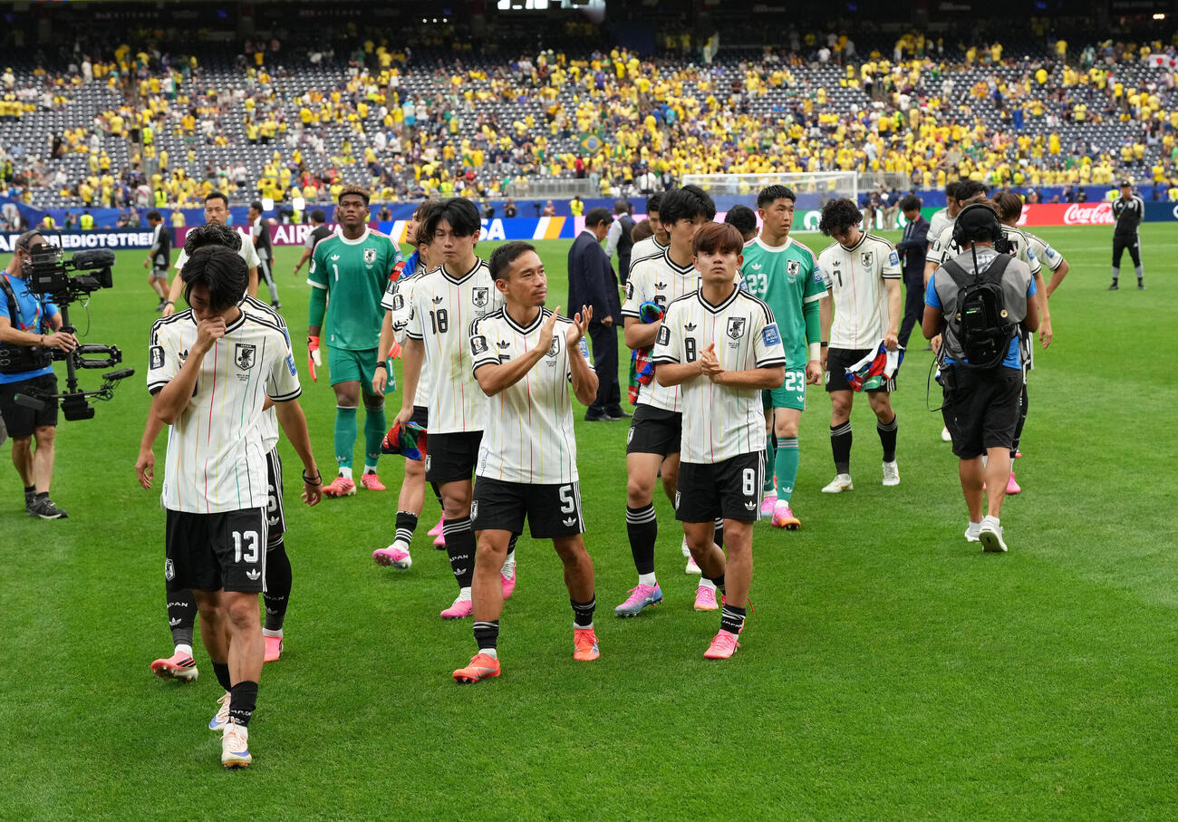 日本対ブラジル　敗れ引き揚げる、手前左から中村敬斗、上田綺世、長友佑都、久保建英ら（撮影・足立雅史）