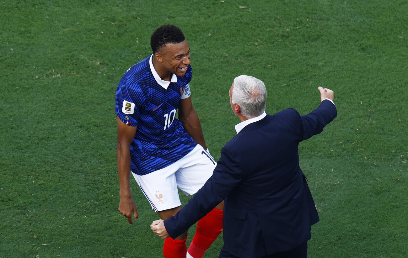フランスのエムバペが先制ゴールを決め、デシャン監督と喜ぶ（ロイター）