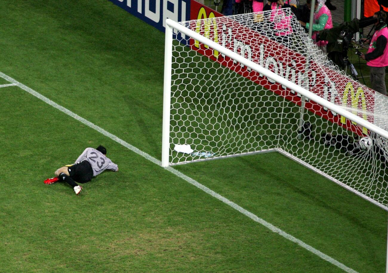 2006W杯ドイツ大会　日本対ブラジル　後半8分、ジュニーニョに逆転ゴールを許すGK川口能活（2006年6月撮影）