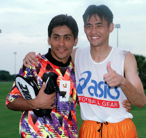 日本五輪代表対メキシコ　メキシコGKホルヘ・カンポス（左）と川口能活（1996年7月13日）