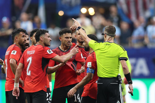 主審に詰め寄るエジプトの選手（AP）