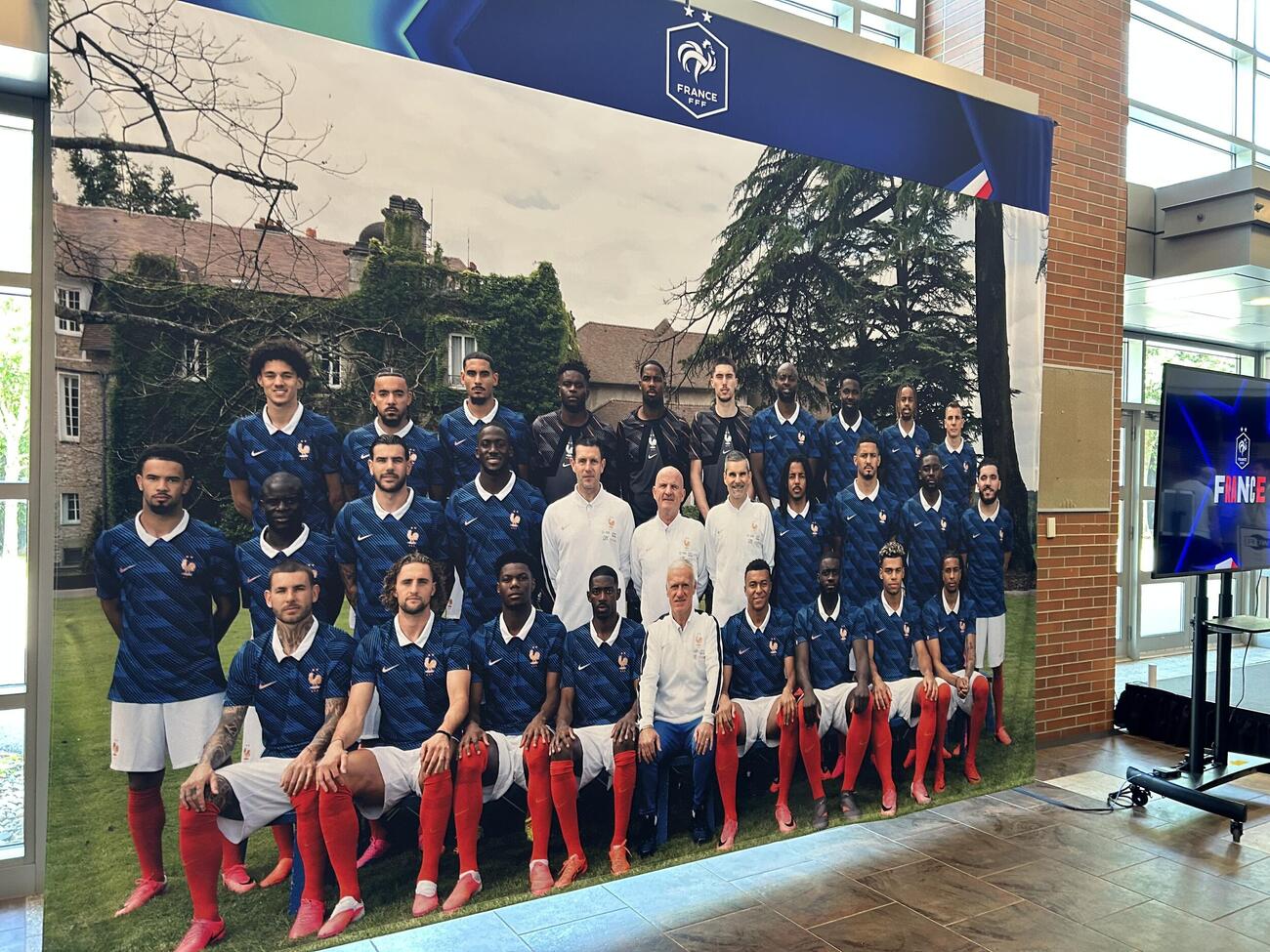 ベントレー大学のアスレチックセンター内に飾られたフランスの大きなチーム写真