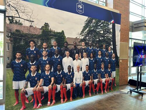 ベントレー大学のアスレチックセンター内に飾られたフランスの大きなチーム写真