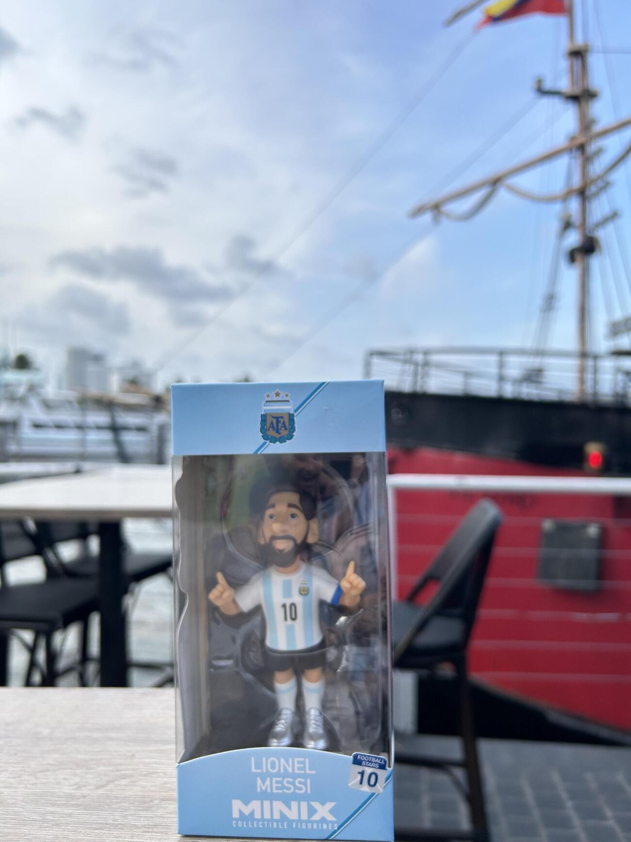 マイアミの海に浮かぶ船をバックにメッシのフィギュアをながめた