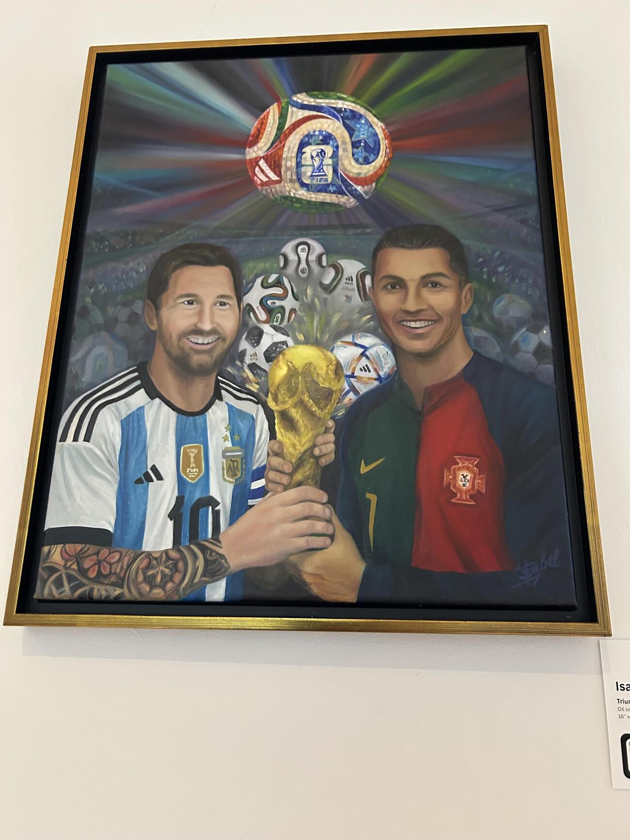 W杯ムードを盛り上げようとホテルに飾ってあったメッシとロナウドの絵