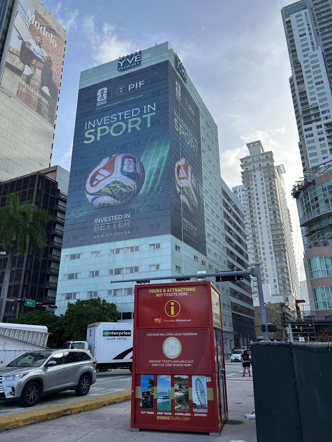 W杯公式球の大きな壁画