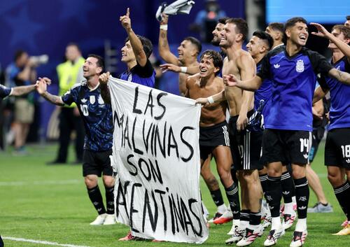 試合後、フォークランド諸島に言及したメッセージの横断幕を掲げるアルゼンチン代表の選手たち（ロイター）