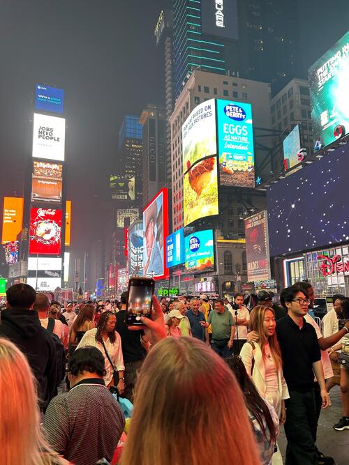 W杯決勝を控え、ニューヨーク・マンハッタンの繁華街は多くの人が夜になっても行き交っていた