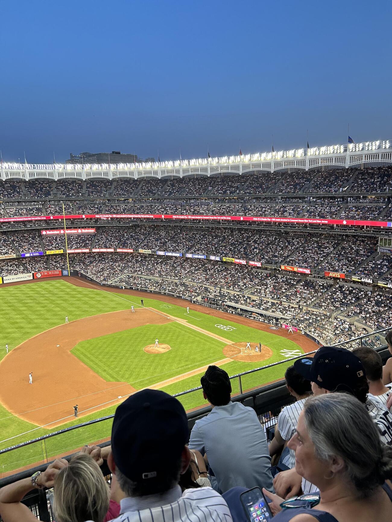 ヤンキースタジアムで行われたヤンキース対ドジャース戦を観戦。アメリカのスポーツ文化に触発される