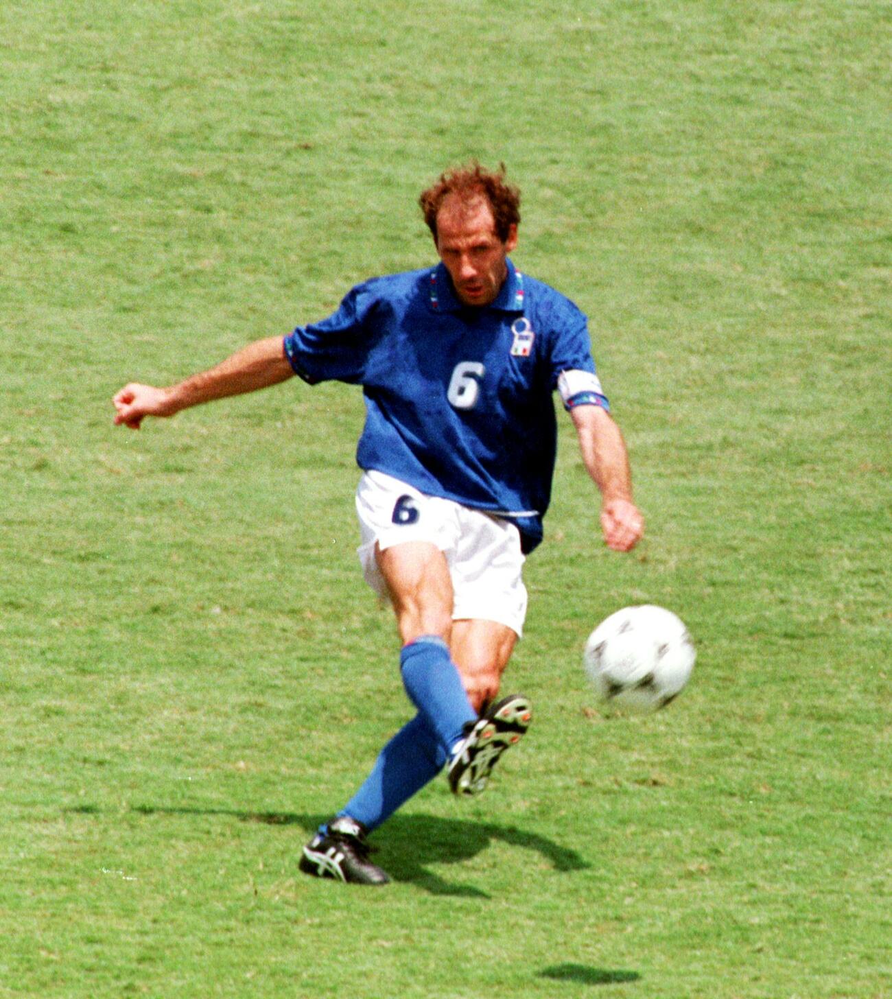 1994年W杯米国大会決勝　ブラジル対イタリア　前線に大きく蹴りだすイタリアDFフランコ・バレージ