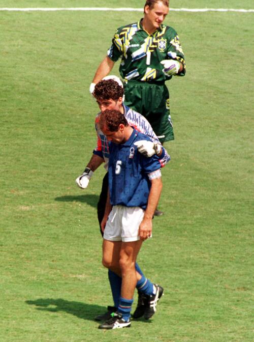 1994W杯米国大会決勝　ブラジル対イタリア　PK合戦イタリア1番目のフランコ・バレージ（手前）はゴールマウスを大きく外し、うなだれる。うなだれるバレージをなぐさめるジャンルカ・パリュウカ（1994年撮影）