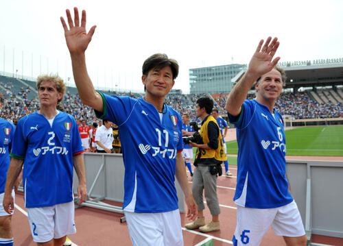 JリーグOB選抜対イタリアOB選抜　イタリアOB選抜に入りフランコ・バレージ（右）と声援に応えるカズ。左はロベルト・ムッシ（2013年撮影）