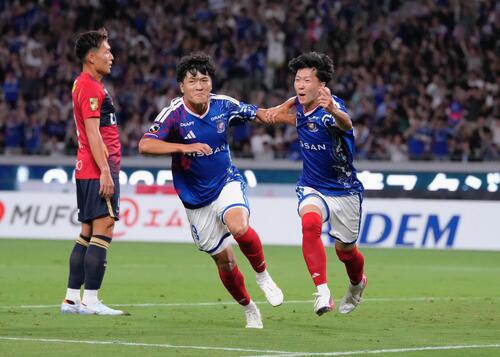 横浜対鹿島　前半、先制ゴールを決めた横浜三井寺真（右）（撮影・足立雅史）