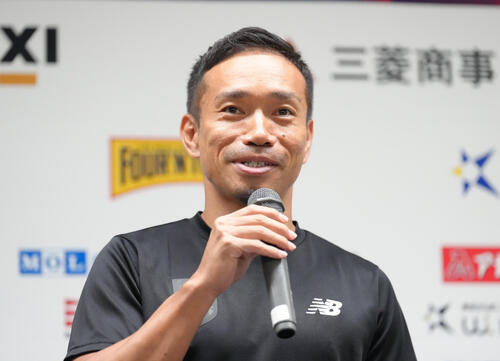 会見に臨む長友佑都(2026年8月8日撮影)
