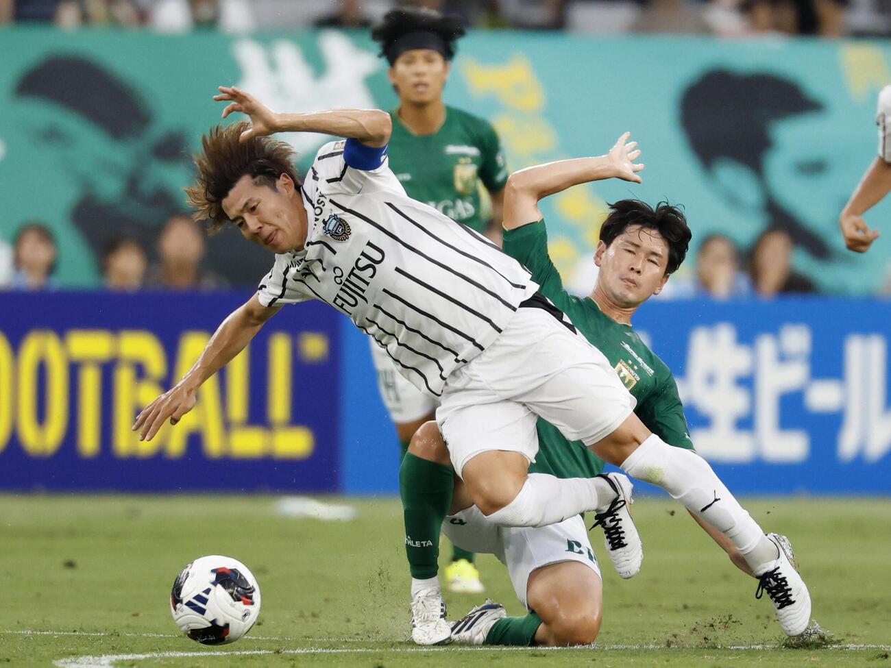 2026年8月9日、東京V－川崎F　前半、激しく競り合う川崎F脇坂（手前）と東京V平川（共同）